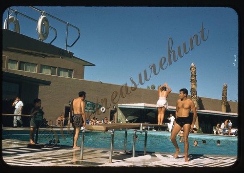 Piscina uomo bello tavole